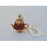 A glass bodied 9ct teapot charm