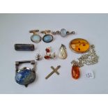 A bag of silver jewellery items