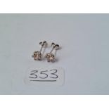 A PAIR OF DIAMOND STUD EARRINGS APPROX. 0.6CT TOTALDIAMOND WEIGHT IN 18CT WHITE GOLD & PLATINUM