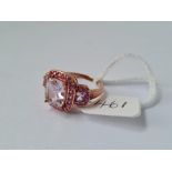 A LARGE CENTRAL PINK SAPPHIRE & TOURMALINE CLUSTER RING SET IN GOLD - size P - 4.8gms