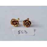 A pair of rose design earrings in 9ct - 1.9gms