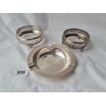 A ash tray and two butter dishes without liners 172gms