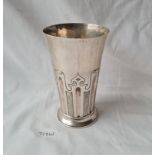 A late Victorian beaker half fluted London 1900 5 inches high 203 gms