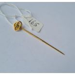 A peridot stone set knot stick pin in 9ct