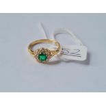 A VINTAGE HALLMARKED EMERALD & DIAMOND CLUSTER RING IN 18CT GOLD - size N