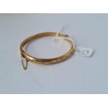 A plain hinged bracelet in 9ct - 8gms