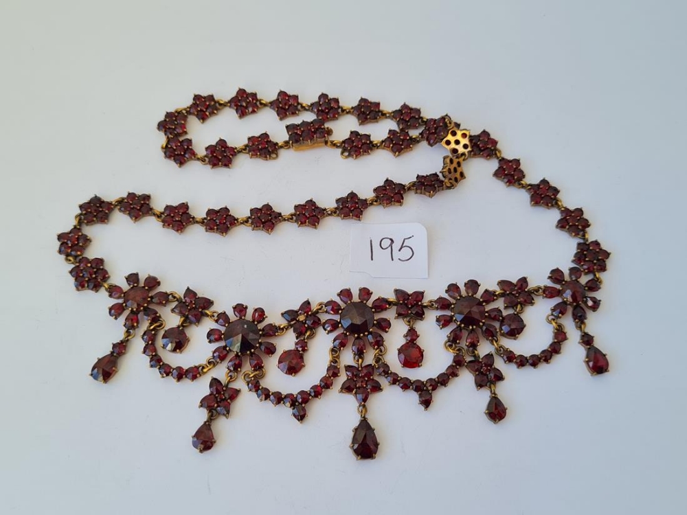 ANTIQUE GOLD AND GARNET Lavaliere necklace