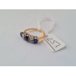 AN ANTIQUE SAPPHIRE & DIAMOND 7 STONE RING SET IN 18CT GOLD & PLATINUM - size L