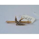 A swallow brooch set with pearls bearing Chester hallmarks in 9ct 2.1g