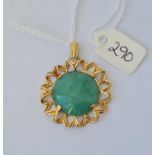 A circular green stone pendant in gold mount 6.4g