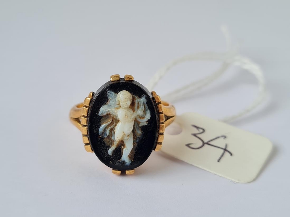 A gold and hardstone cherub ring size L 6.6g inc