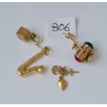 Four assorted gold charms 4g