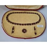 A STUNNING ANTIQUE VICTORIAN BOXED GOLD MOUNTED FLAT CUT GARNET NECKLACE, EARRINGS & BROOCH SET