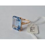A large blue stone dress ring in 9ct - size T - 8gms