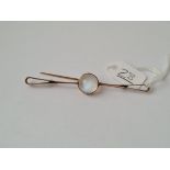 A moonstone brooch in 9ct - 3.6gms