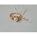 A pearl ring with diamond shoulders in 18ct gold - size Q - 5gms