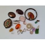 A bag of assorted costume brooches etc