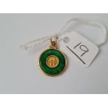A smaller gold & jade pendant - 2.2gms