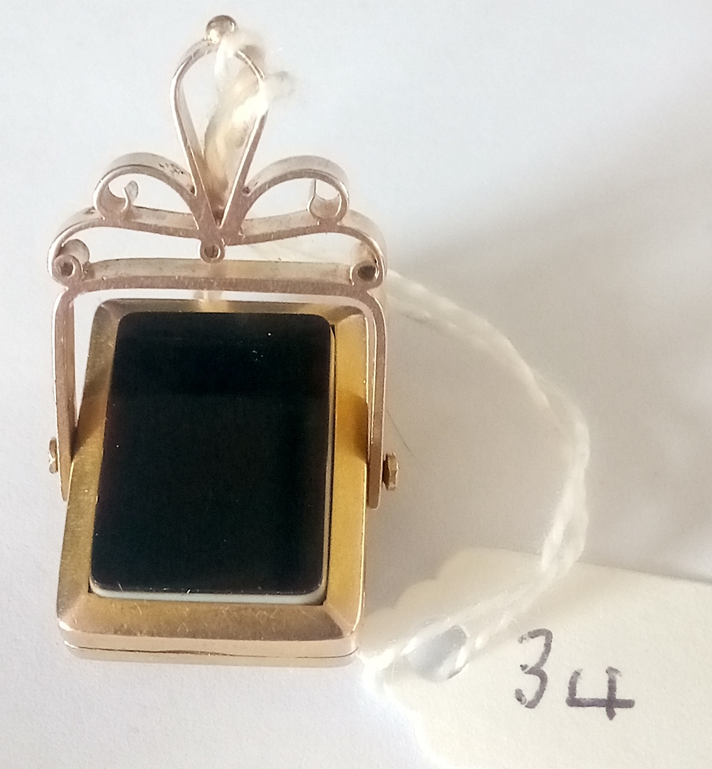 A ANTIQUE LOCKET/SWIVEL SEAL SET - A SARDONYX TO ONE SIDE & AND ONYX TO THE OTHER WITH AN INTAGLIO - Image 3 of 3