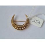 An attractive Victorian crescent 2 row pearl brooch set in 15ct gold - 5.4gms