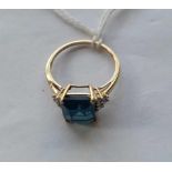 A London blue topaz ring in 10ct gold - size N -m2.5gms