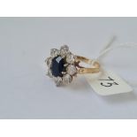A flower ring with white & black stones in 9ct - hallmarked - size P - 3.1gms
