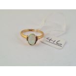 A solitaire opal ring set in 18ct gold - (opal chipped) - size O - 3gms