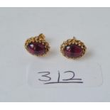 A pair of garnet stud earrings in 9ct