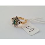 A VINTAGE STARBURST DESIGN CLUSTER RING WITH CENTRAL EMERALD & ROSE DIAMONDS SET IN GOLD