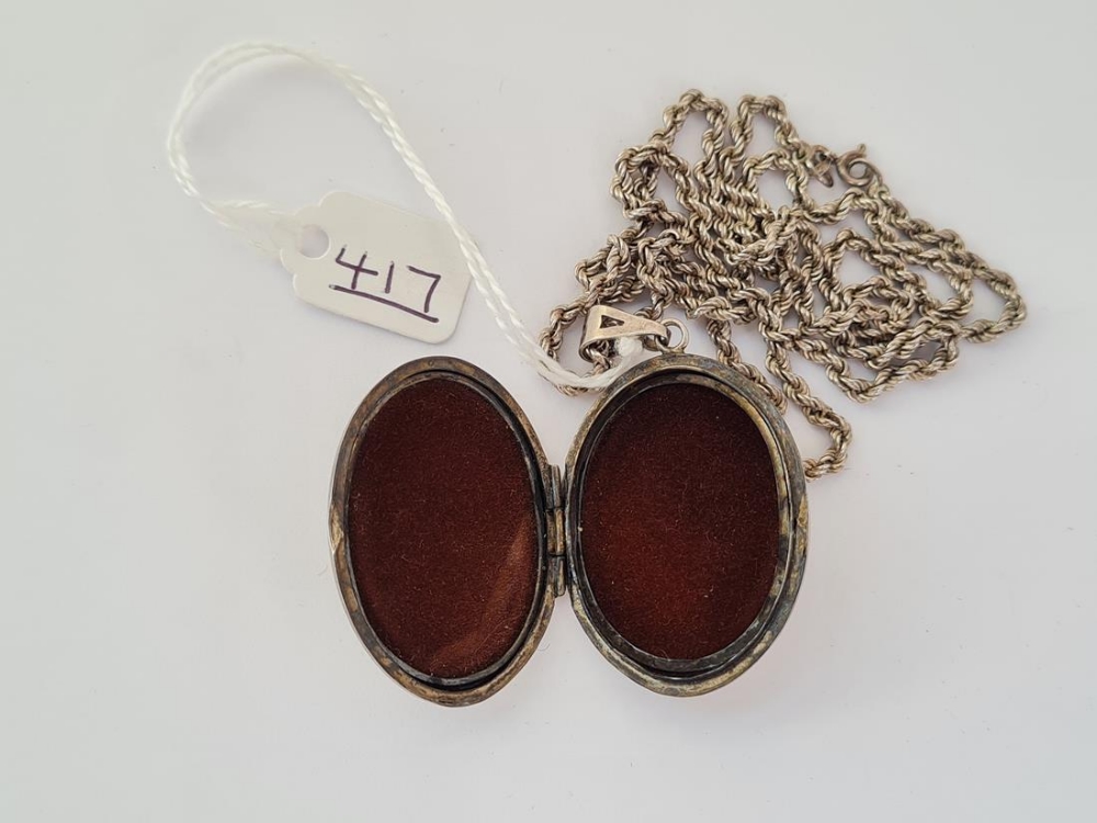 An attractive oval silver locket with garnets on silver chain - Image 2 of 3