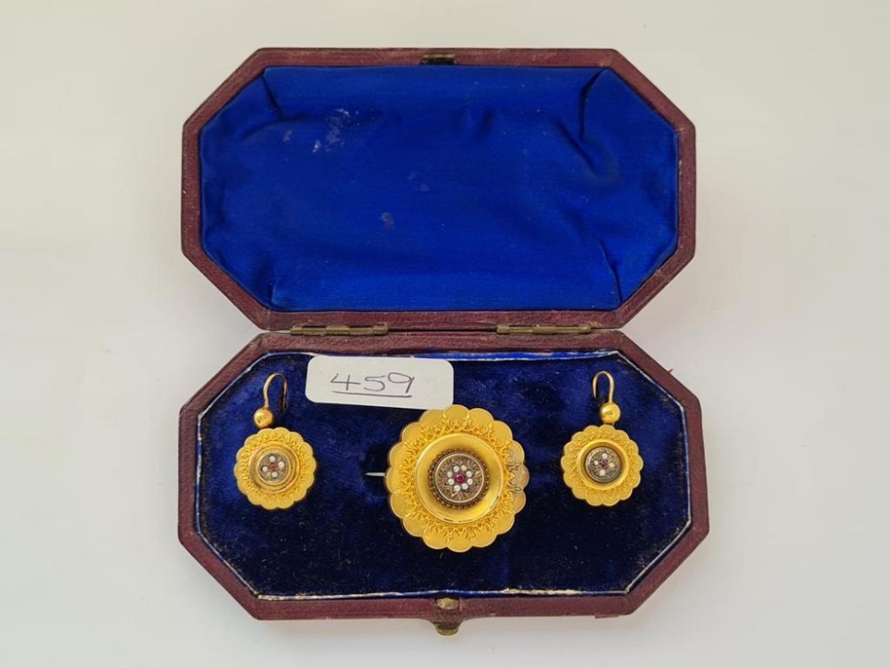 A VINTAGE CASED SET OF A TARGET BROOCH WITH RUBY'S & PEARL CLUSTER & MATCHING EARRINGS IN GOLD - Image 2 of 2