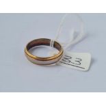 A wedding band in 18ct gold - size S - 5.4gms
