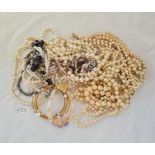 A bag of assorted costume jewellery