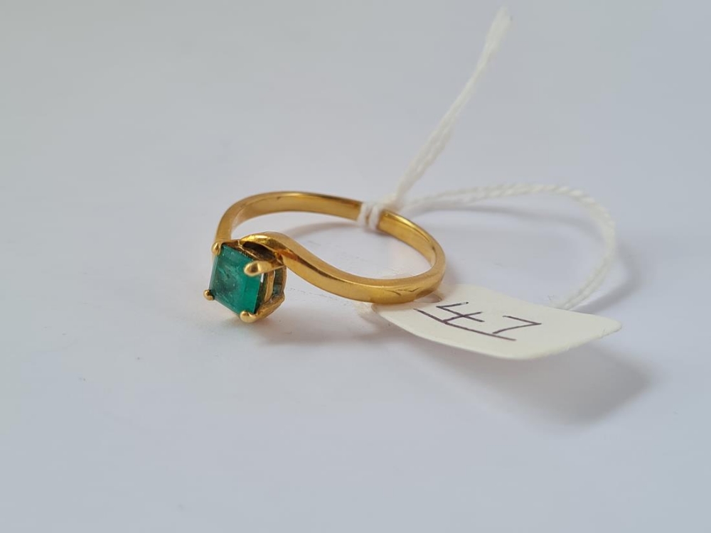 A square cut emerald ring in 18ct gold - size U - 4.1gms