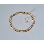 A Figaro link bracelet in 9ct - 6.1gms