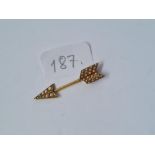 A gold & pearl arrow pin - 1.3gms