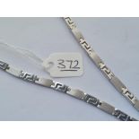 A WHITE GOLD GREEK KEY PATTERN NECKLACE IN 14CT GOLD - 16" long - 20gms