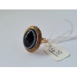 A banded agate ring in 9ct - size Q - 4.8gms