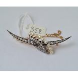 A GOOD VICTORIAN DIAMOND & REAL PEARL CROWN CROSS OVER CRESCENT BROOCH SET IN GOLD - 7.4gms