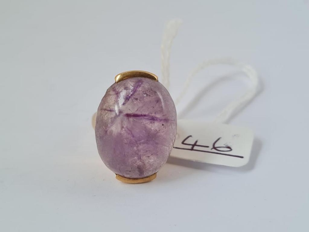 A large cabochon amethyst ring in 9ct - size J - 12.4gms - Image 2 of 2