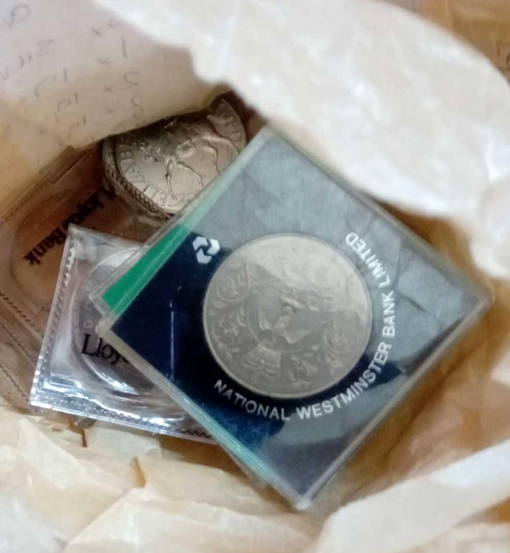 A tub of coins in bags - Image 3 of 4
