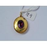 A filigree pendant set with stones in gold - 7.9gms