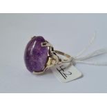 A cabochon amethyst ring in 14ct white gold - size Q - 13.8gms