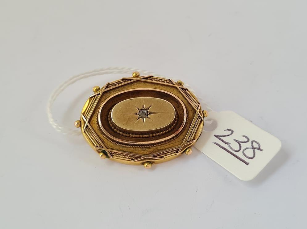A target brooch with diamond in 15ct gold - 7gms