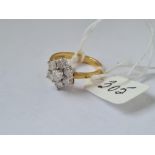 A GOOD DIAMOND 7 STONE FLOWER HEAD CLUSTER RING IN 18CT GOLD - 1ct dia - CENTRAL STONE 5mm - OTHER