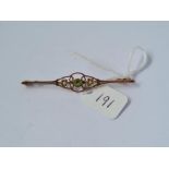 A pearl & peridot brooch in 9ct - 2.3gms