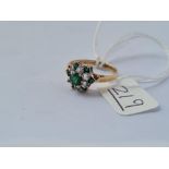 A green & clear stone ring in 9ct - size L - 1.9gms