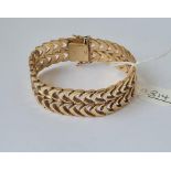 A LADIES VINTAGE FANCY BRACELET IN 9ct - 30.7gms