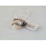 A diamond & pearl crossover ring 18ct white gold - size K - 8.6gms