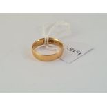 A wedding band in 18ct gold - size M - 3.3gms